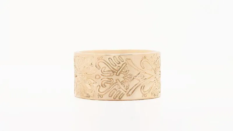 Выставка золотых украшений в Adornment + Theory