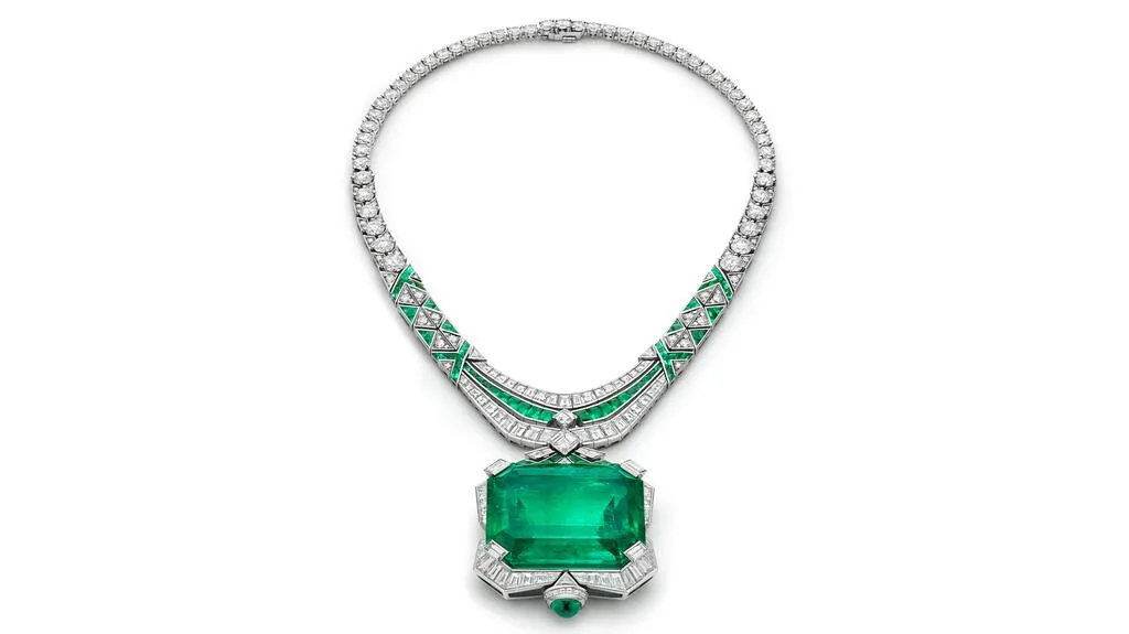 Роскошные часы Serpenti Aeterna с алмазами и сапфирами